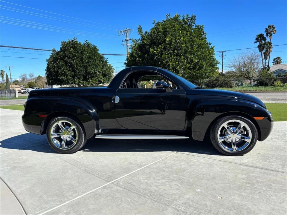 2005 Chevrolet SSR - Image 3 of 19