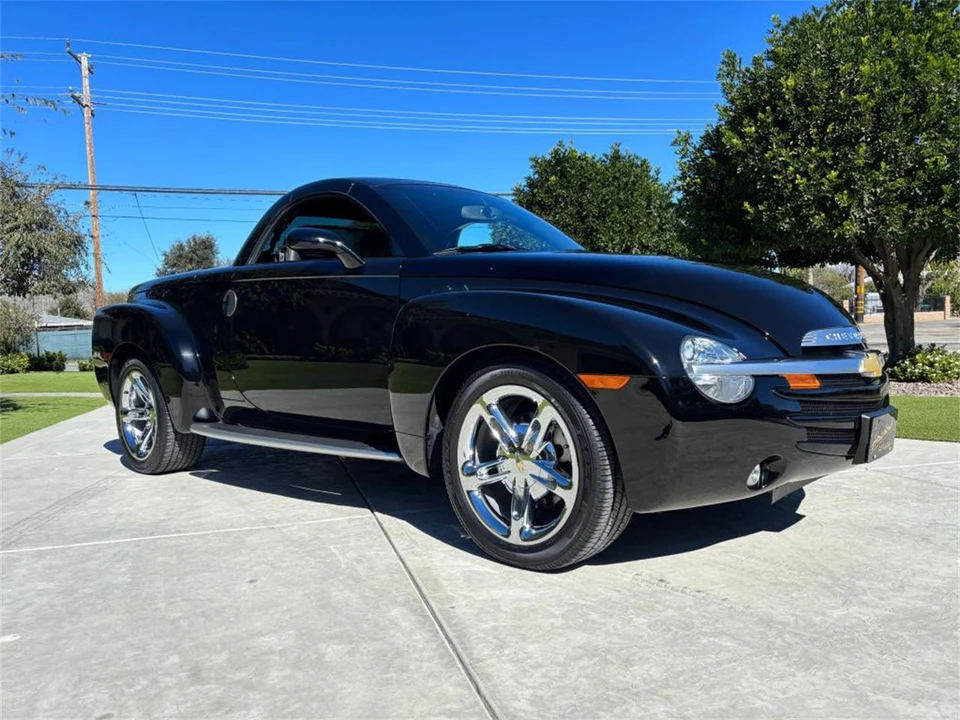 2005 Chevrolet SSR - Image 2 of 19