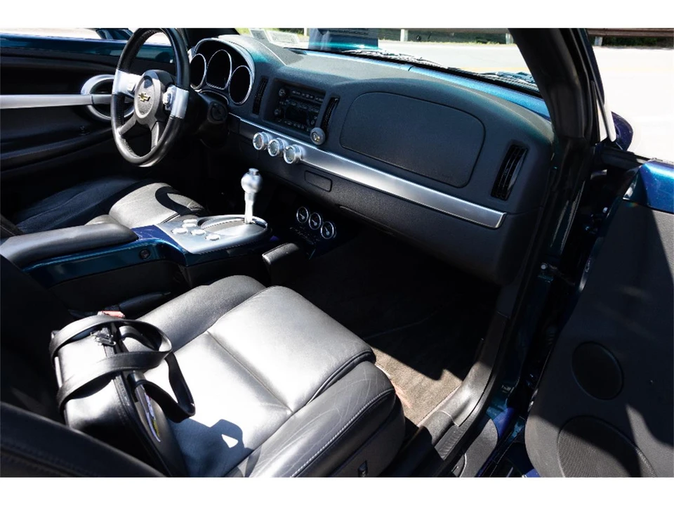 2005 Chevrolet SSR - Image 12 of 31