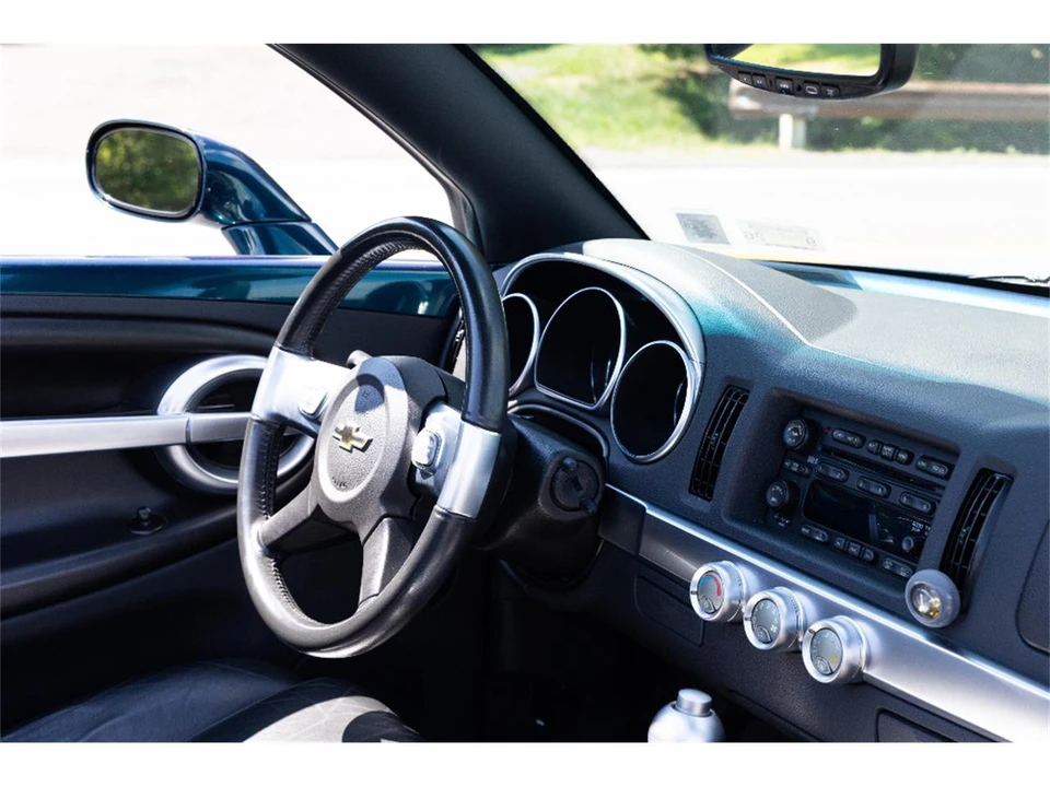 2005 Chevrolet SSR - Image 14 of 31
