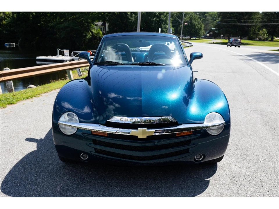2005 Chevrolet SSR - Image 2 of 31
