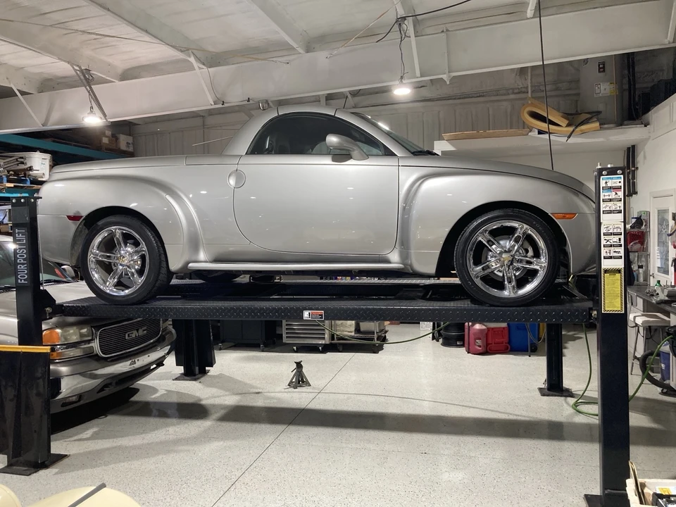 2005 Chevrolet SSR - Image 6 of 9
