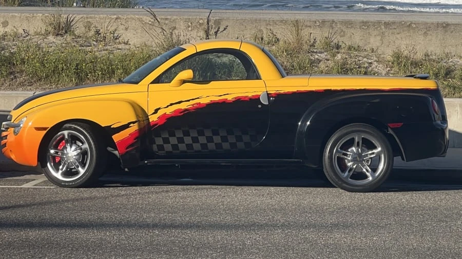2005 Chevrolet SSR - Image 2 of 7
