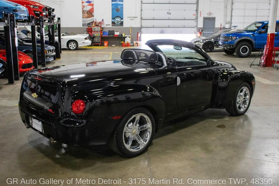 2005 Chevrolet SSR - Image 8 of 12