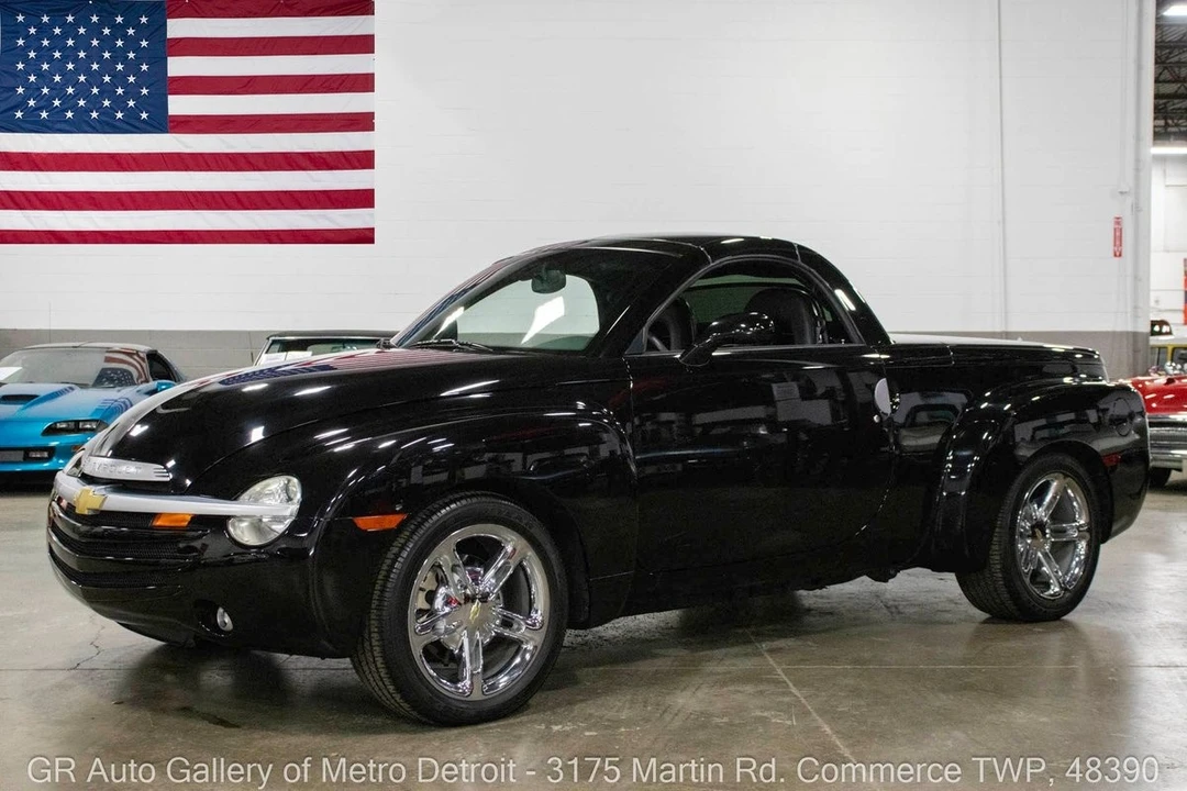 2005 Chevrolet SSR - Image 2 of 12
