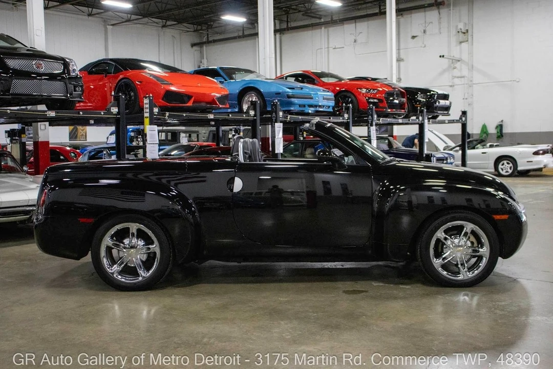 2005 Chevrolet SSR - Image 9 of 12