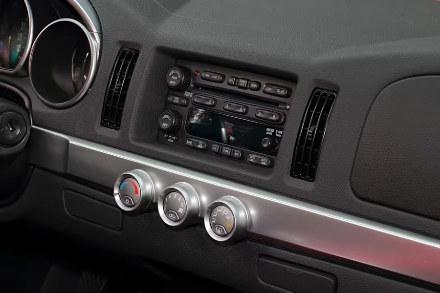 2005 Chevrolet SSR - Image 15 of 24