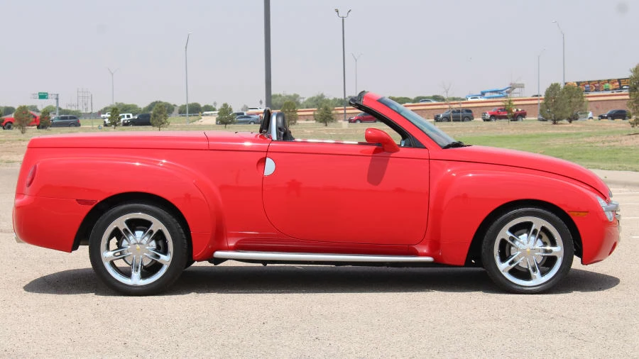 2005 Chevrolet SSR - Image 2 of 31