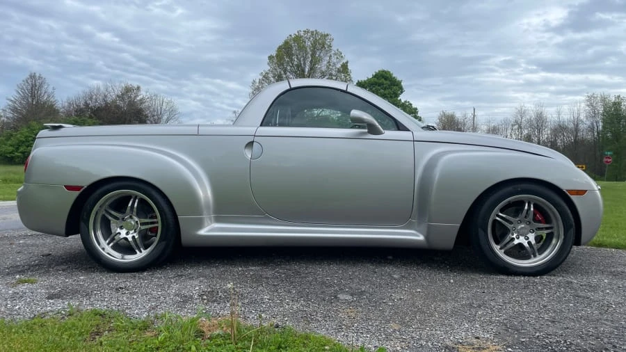 2005 Chevrolet SSR - Image 2 of 12