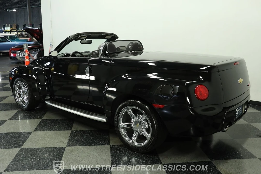 2005 Chevrolet SSR - Image 8 of 12