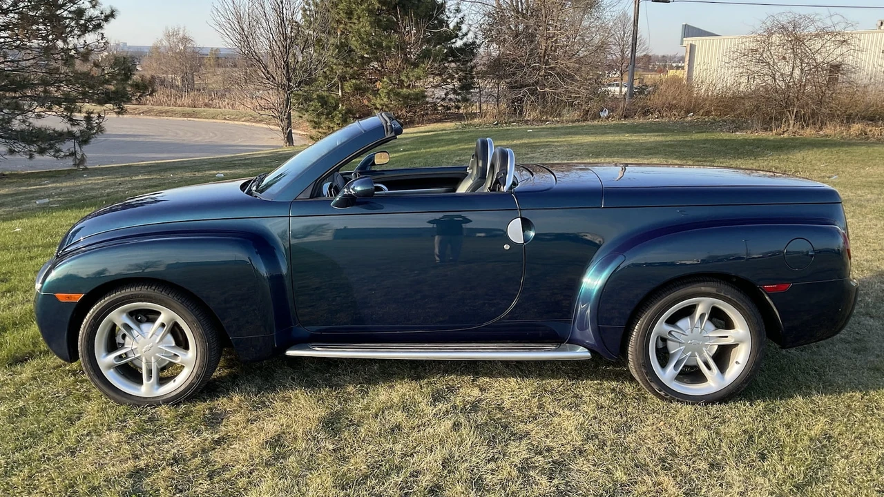 2005 Chevrolet SSR - Image 2 of 14