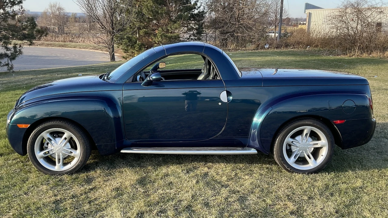 2005 Chevrolet SSR - Image 13 of 14