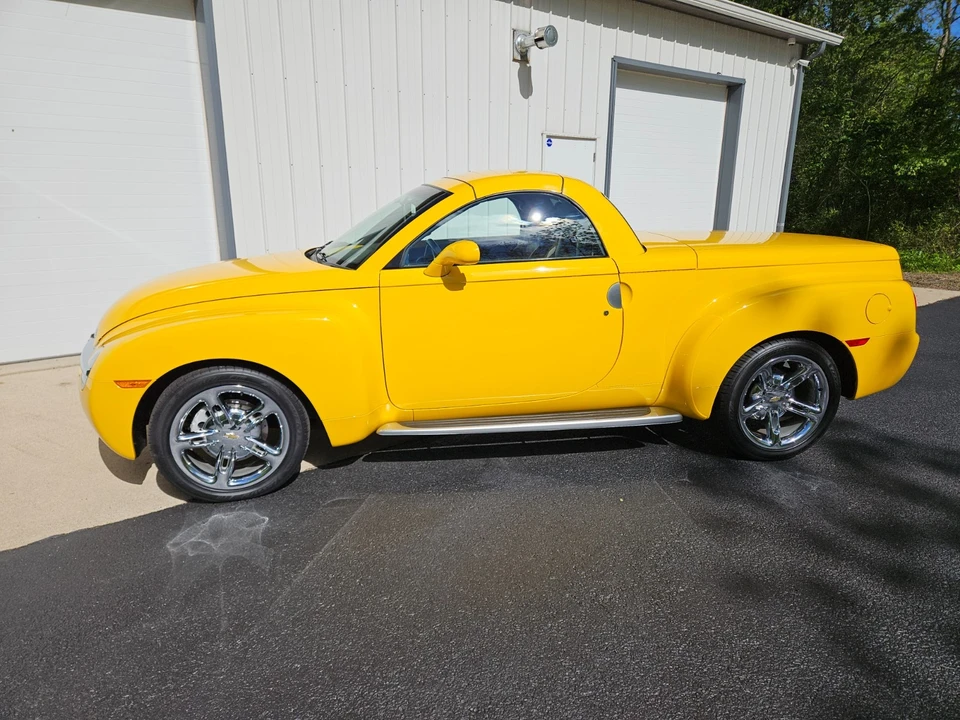 2005 Chevrolet SSR - Image 2 of 12