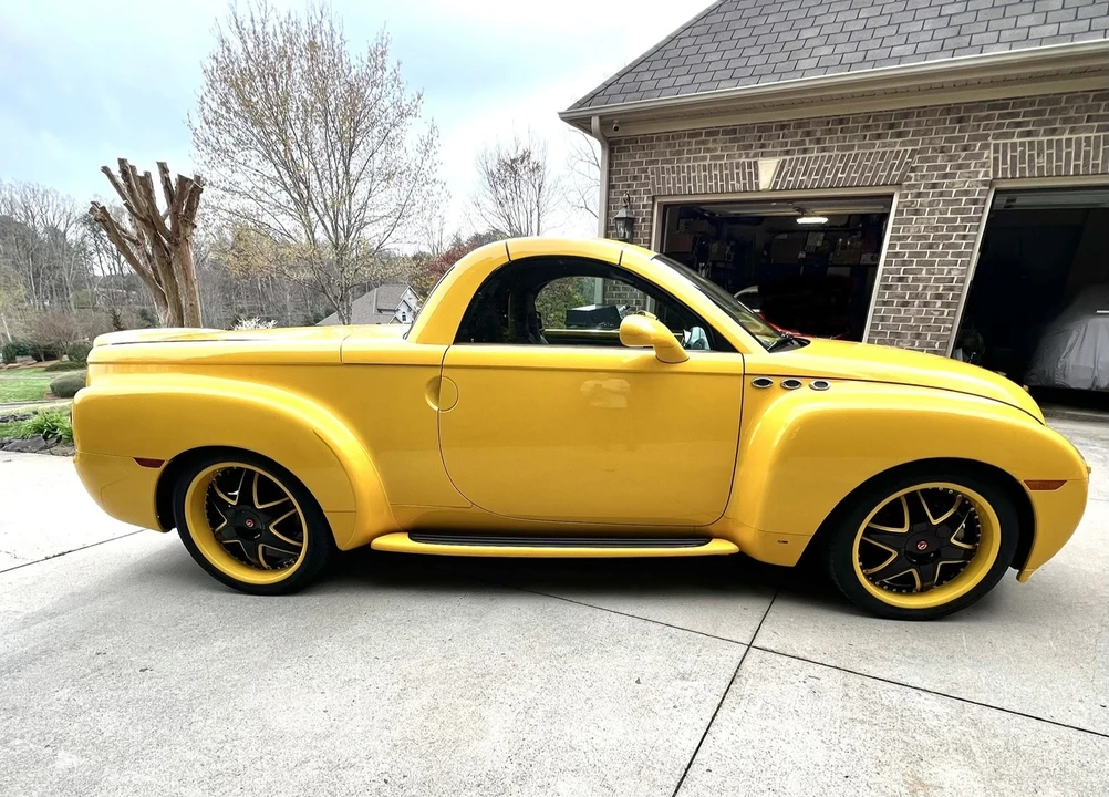 2005 Chevrolet SSR - Image 2 of 31