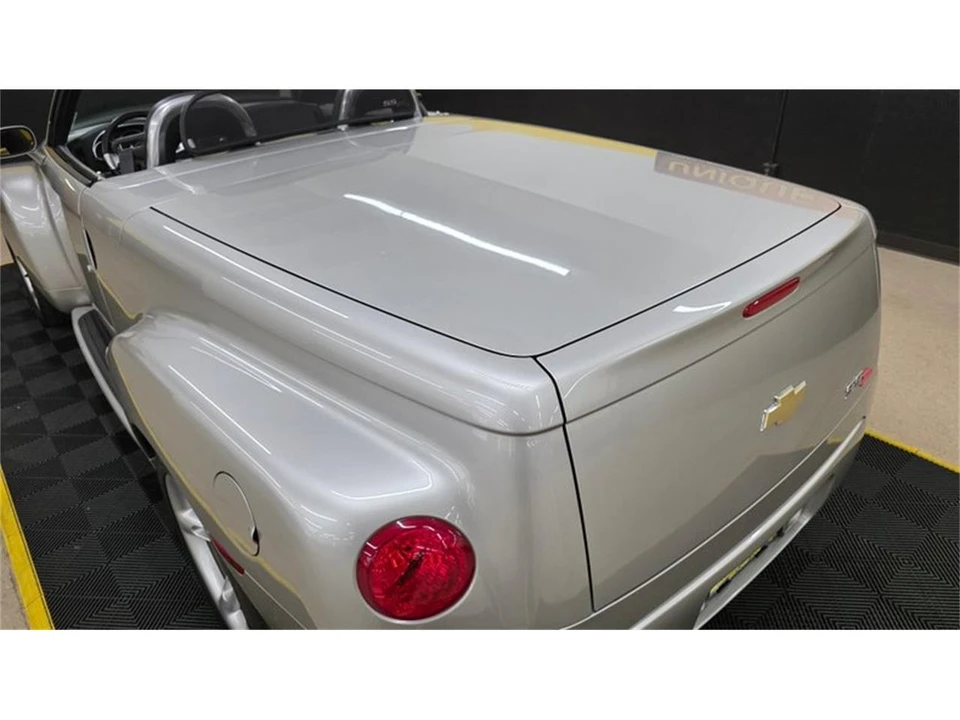 2005 Chevrolet SSR - Image 16 of 31