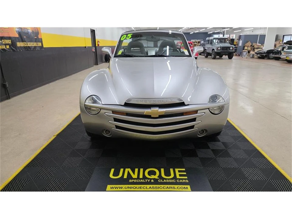 2005 Chevrolet SSR - Image 2 of 31