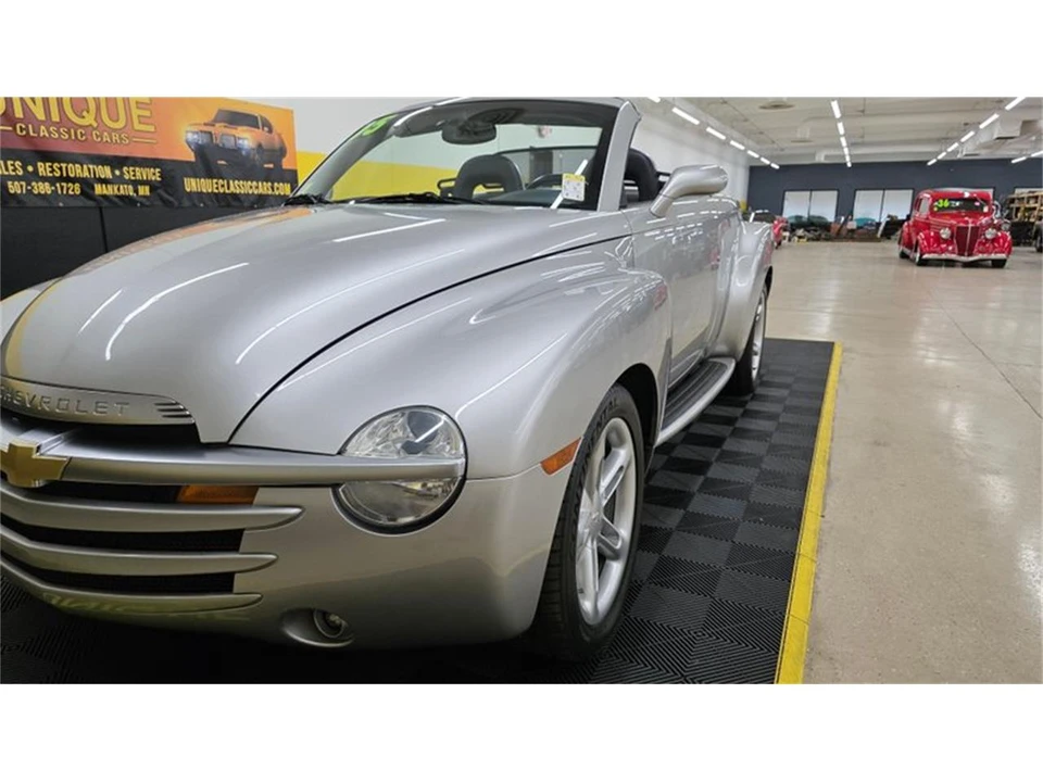 2005 Chevrolet SSR - Image 11 of 31