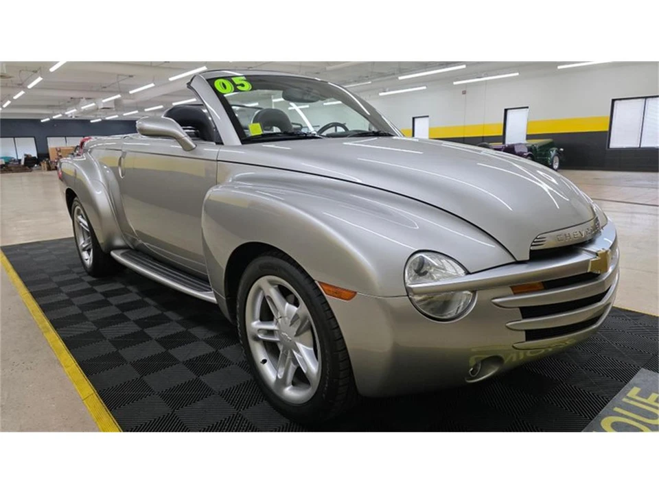 2005 Chevrolet SSR - Image 3 of 31