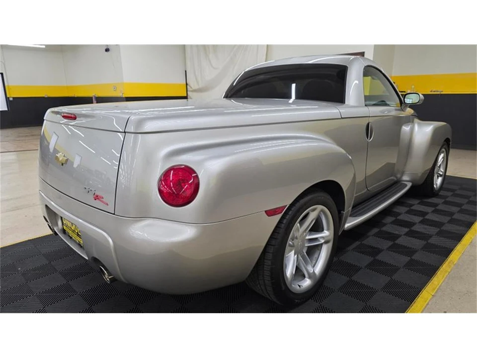 2005 Chevrolet SSR - Image 23 of 31