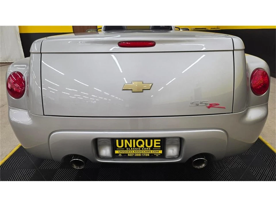 2005 Chevrolet SSR - Image 19 of 31
