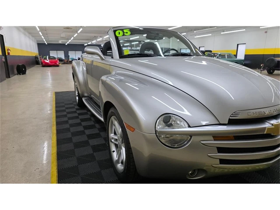 2005 Chevrolet SSR - Image 10 of 31