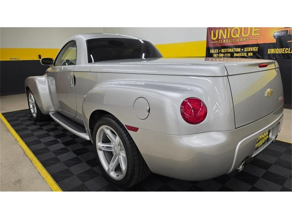 2005 Chevrolet SSR - Image 25 of 31
