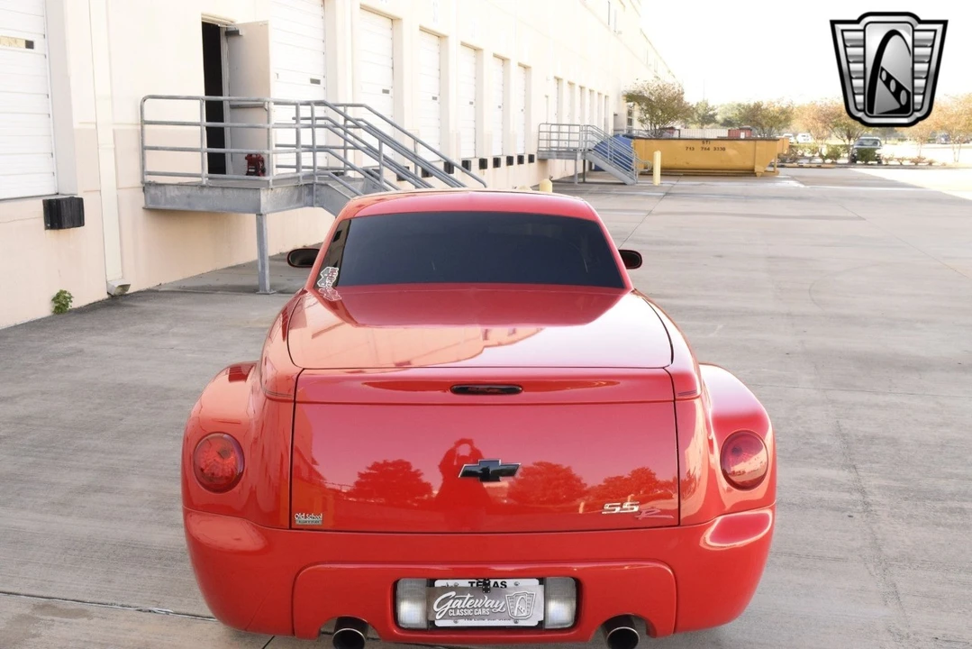 2005 Chevrolet SSR - Image 8 of 12