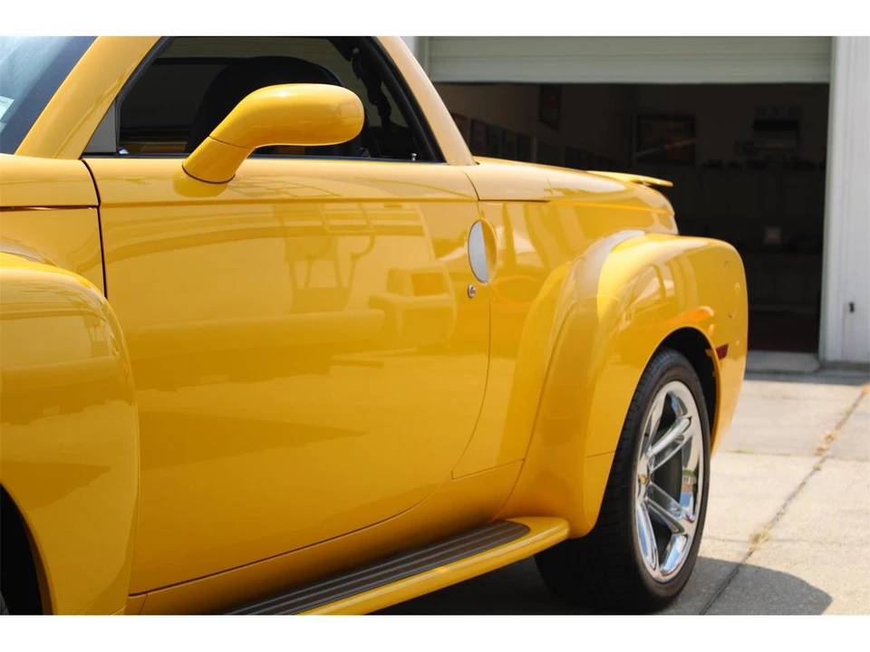 2005 Chevrolet SSR - Image 9 of 31