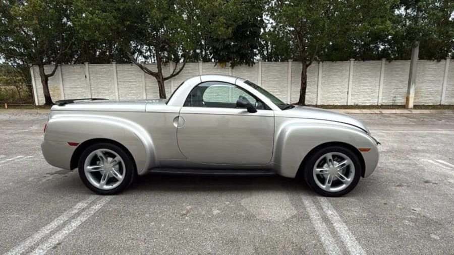 2005 Chevrolet SSR - Image 2 of 17