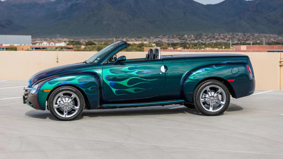 2005 Chevrolet SSR - Image 2 of 31