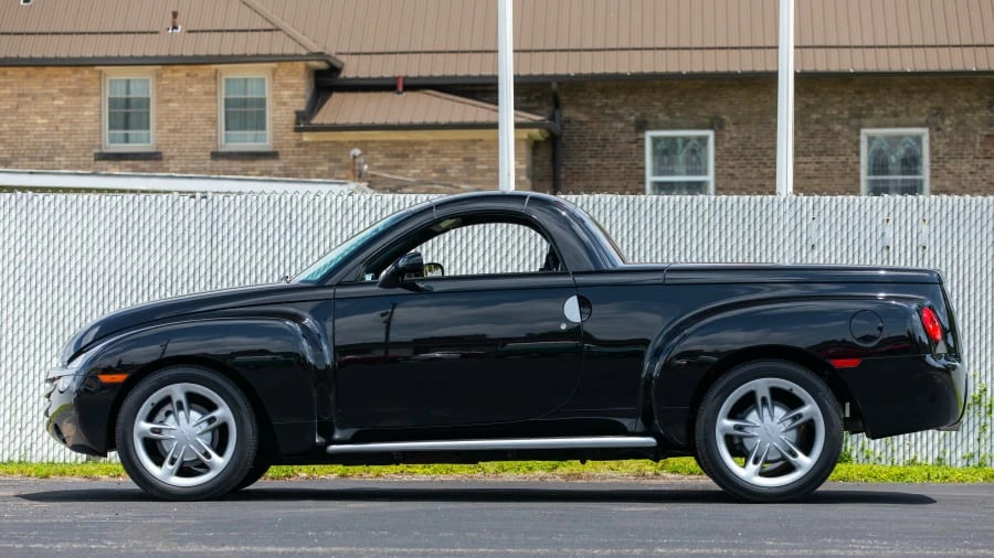 2005 Chevrolet SSR - Image 2 of 16