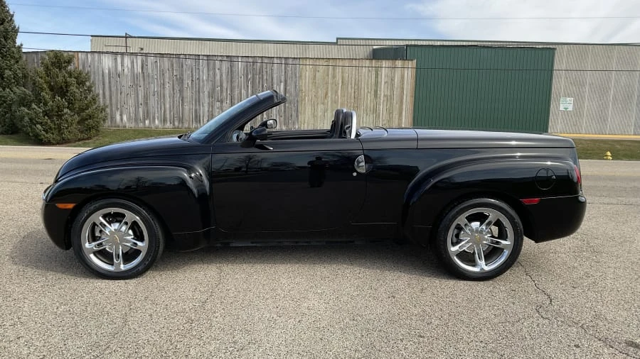 2005 Chevrolet SSR - Image 2 of 15