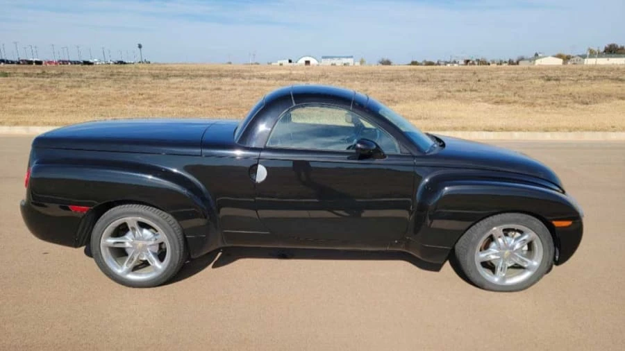 2005 Chevrolet SSR - Image 2 of 13