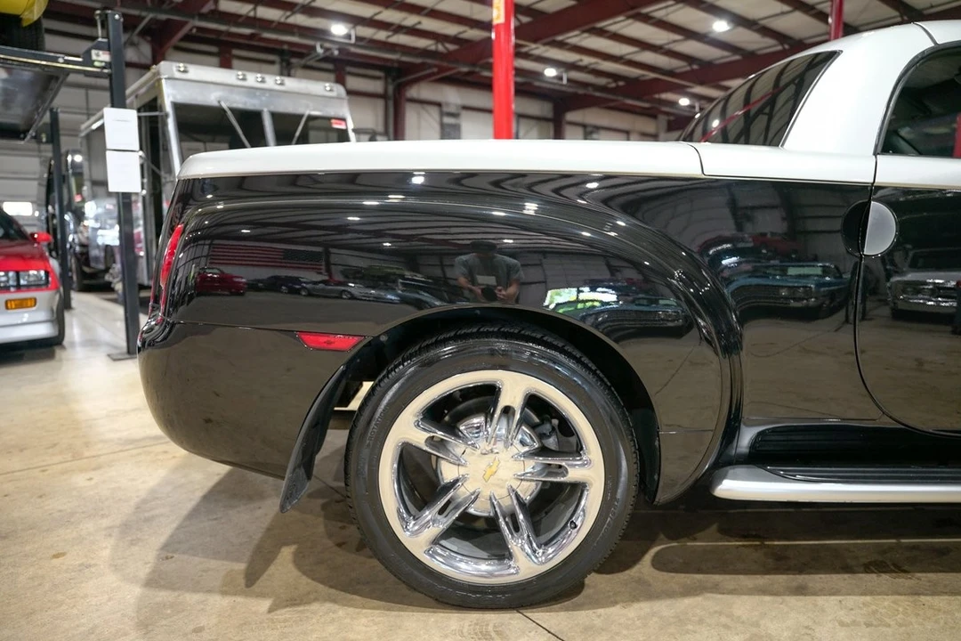 2005 Chevrolet SSR - Image 9 of 12