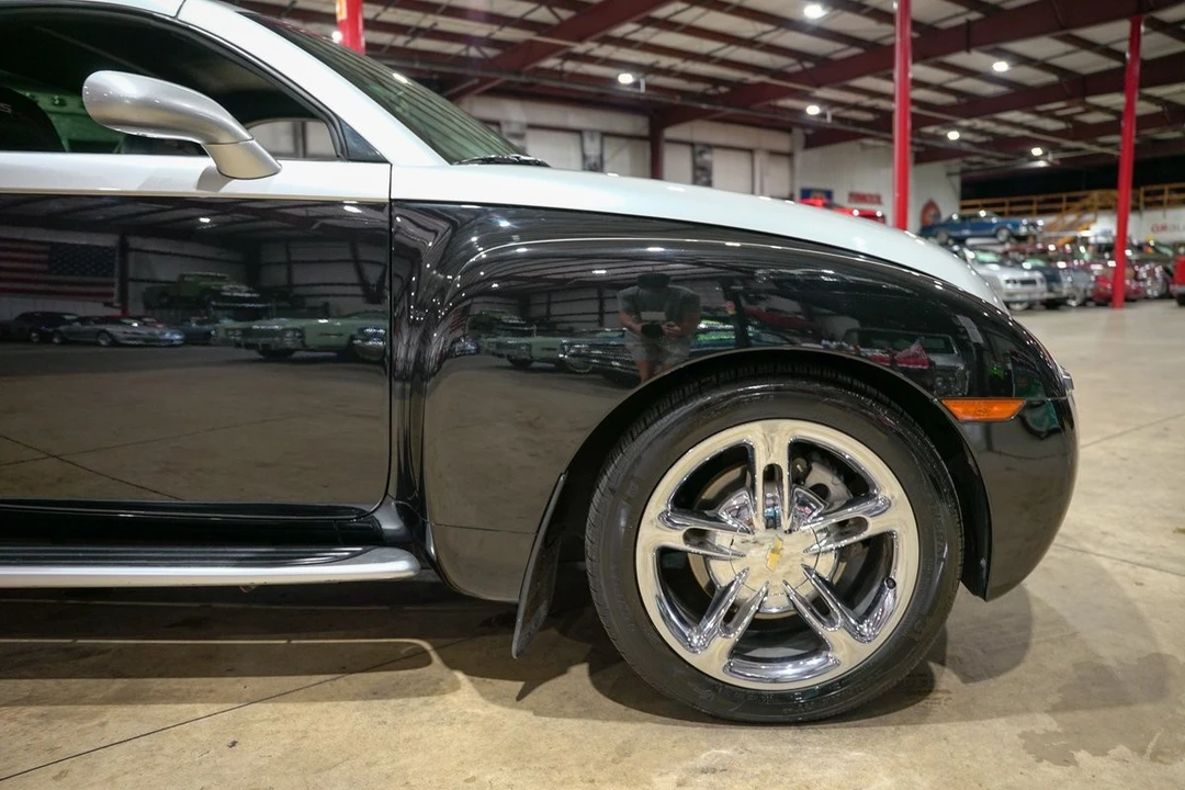 2005 Chevrolet SSR - Image 11 of 12