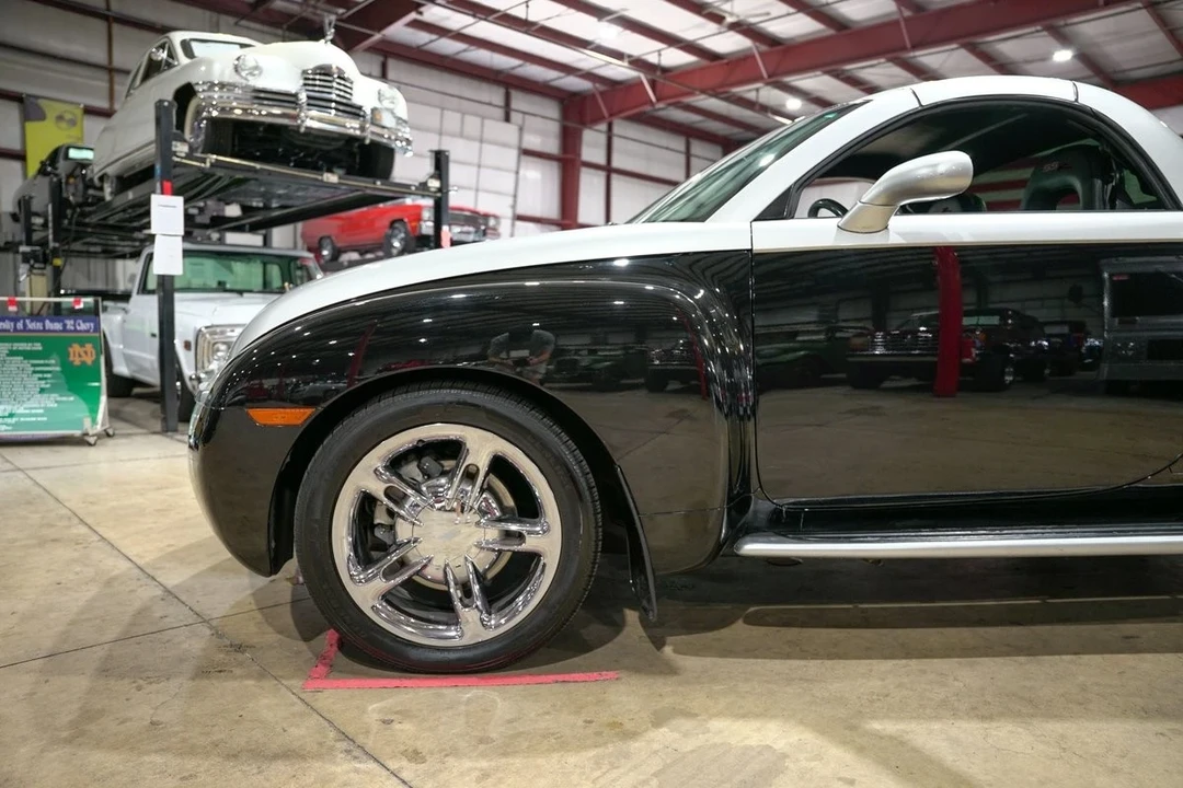 2005 Chevrolet SSR - Image 3 of 12