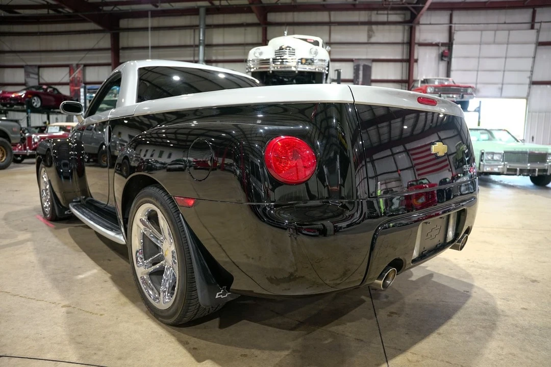 2005 Chevrolet SSR - Image 6 of 12