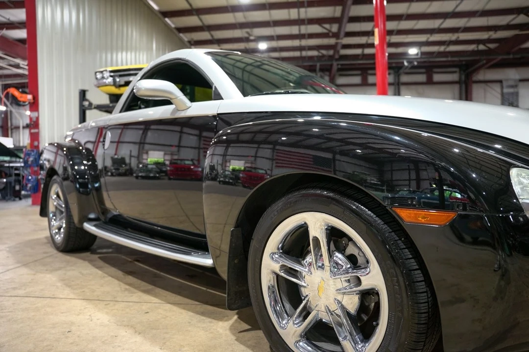 2005 Chevrolet SSR - Image 16 of 21