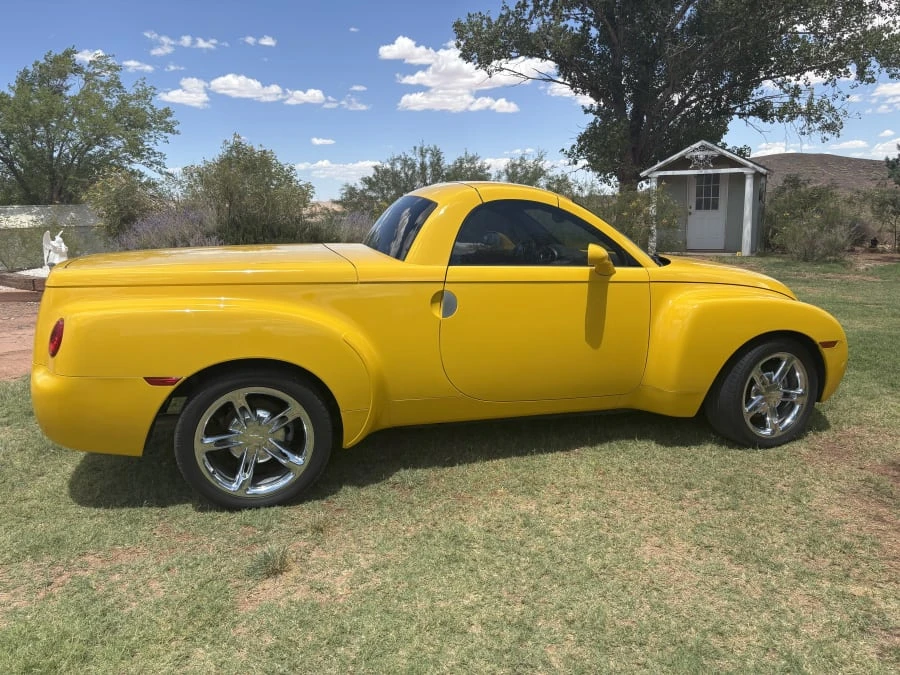 2005 Chevrolet SSR - Image 2 of 15
