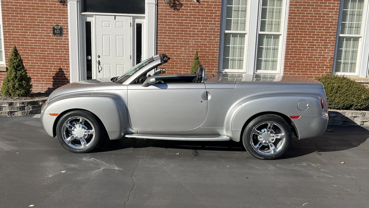 2005 Chevrolet SSR - Image 2 of 11