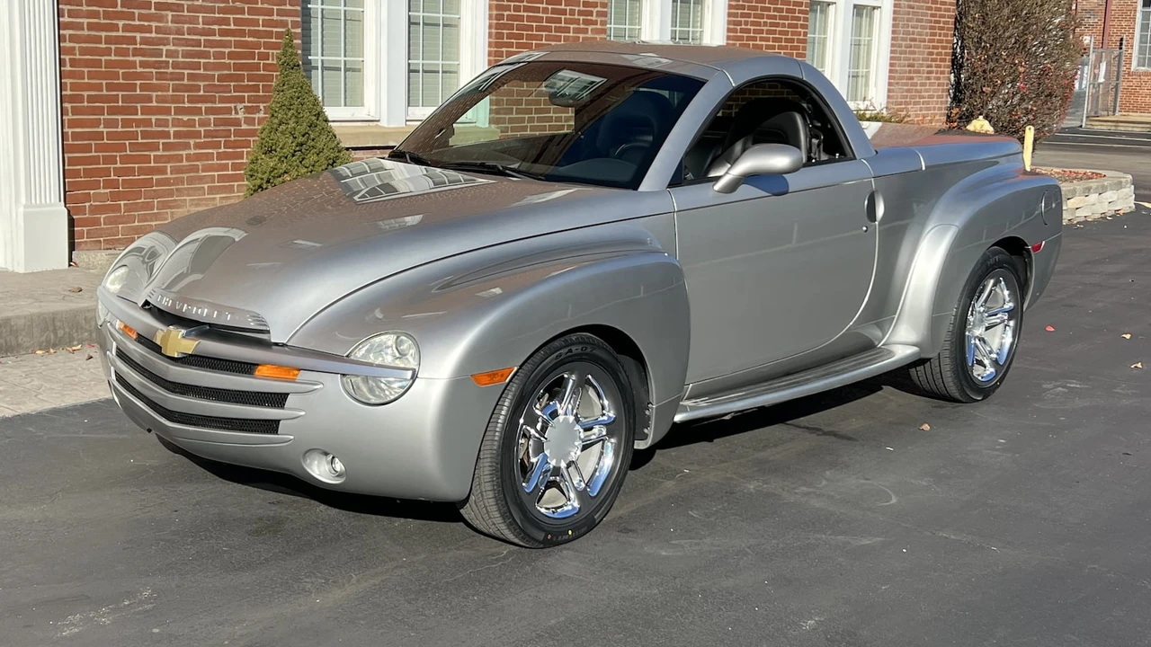 2005 Chevrolet SSR - Image 9 of 11