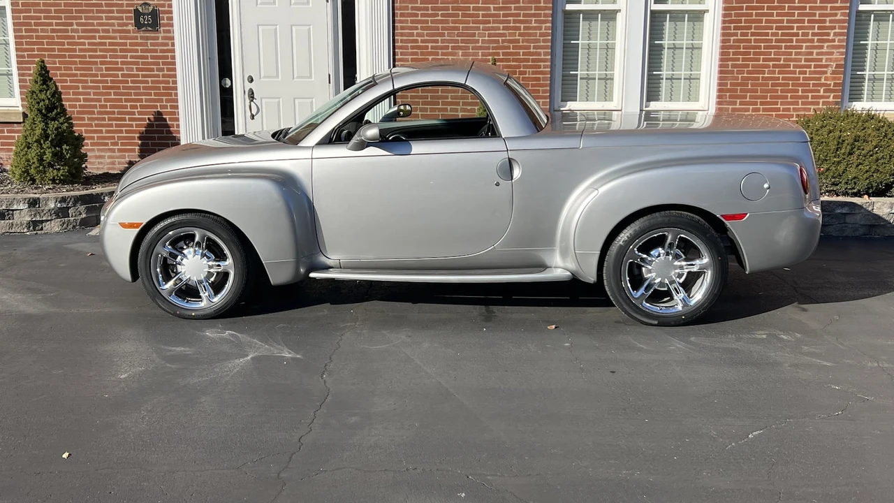 2005 Chevrolet SSR - Image 10 of 11