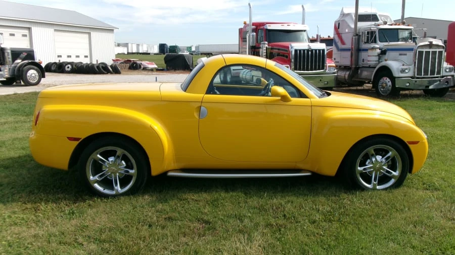 2005 Chevrolet SSR - Image 2 of 15