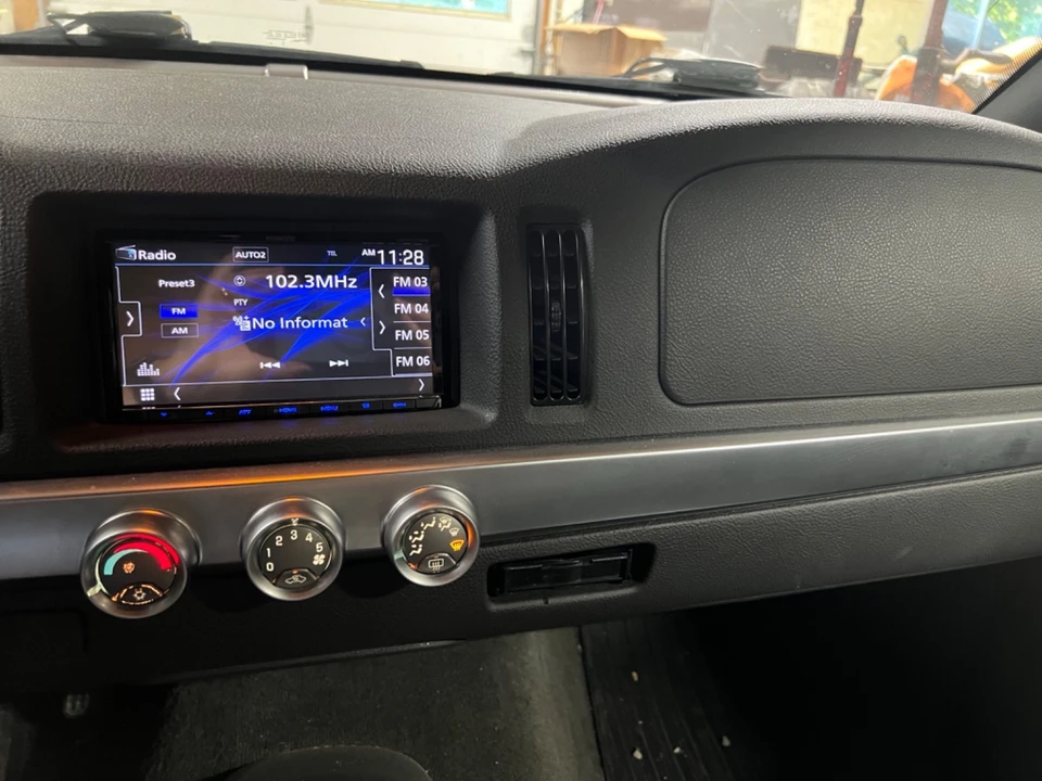 2005 Chevrolet SSR - Image 14 of 16