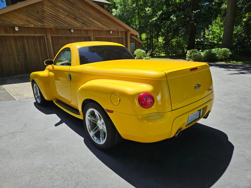 2005 Chevrolet SSR - Image 8 of 31