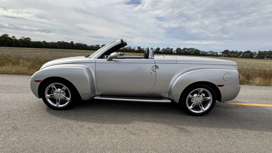 2005 Chevrolet SSR - Image 2 of 8