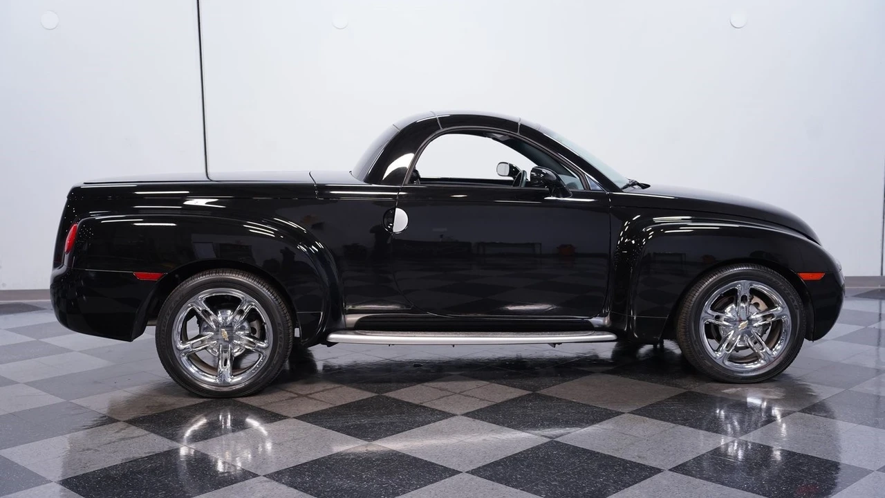 2005 Chevrolet SSR - Image 14 of 21