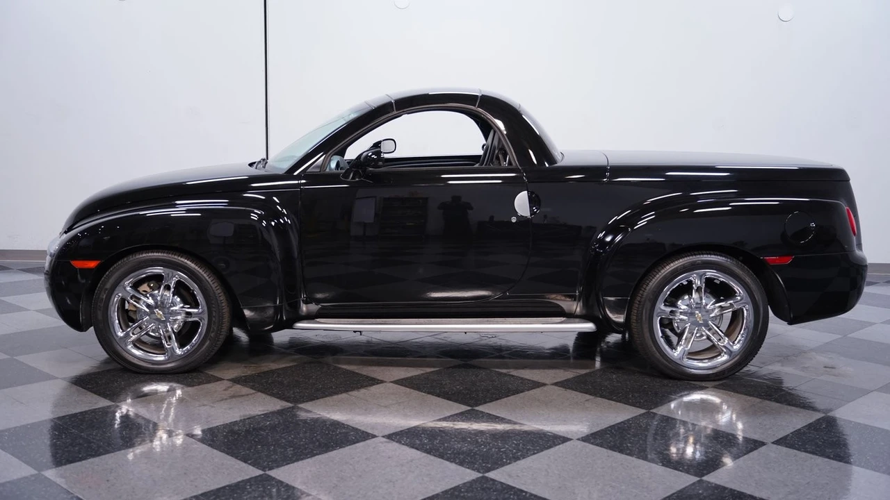 2005 Chevrolet SSR - Image 2 of 12