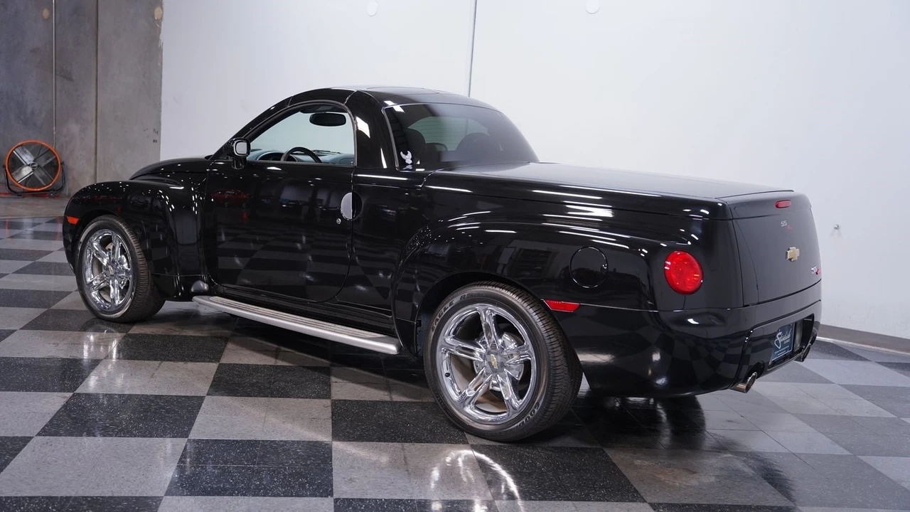 2005 Chevrolet SSR - Image 8 of 21