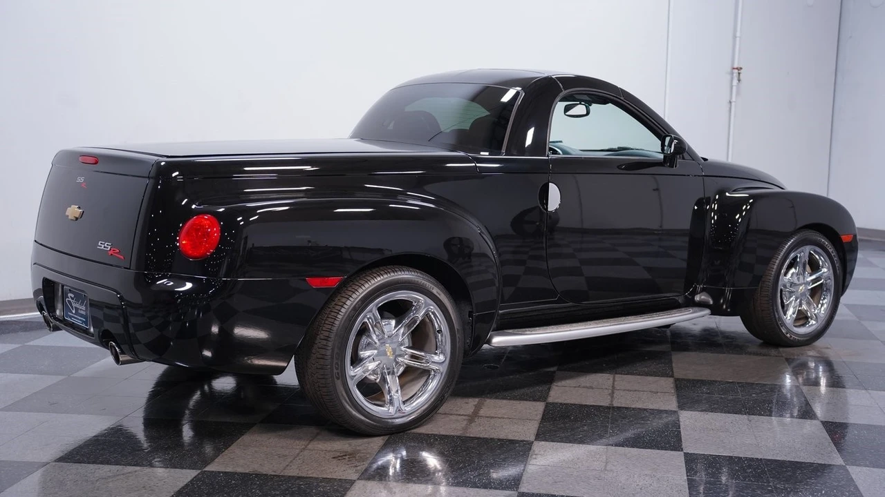 2005 Chevrolet SSR - Image 13 of 21